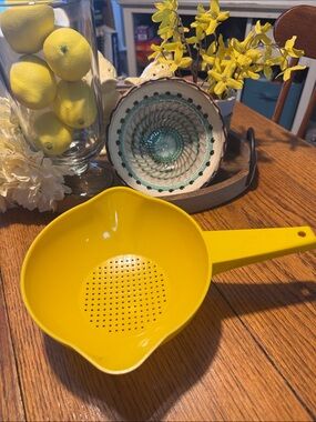 Vintage Tupperware Yellow 1-Quart Colander Strainer